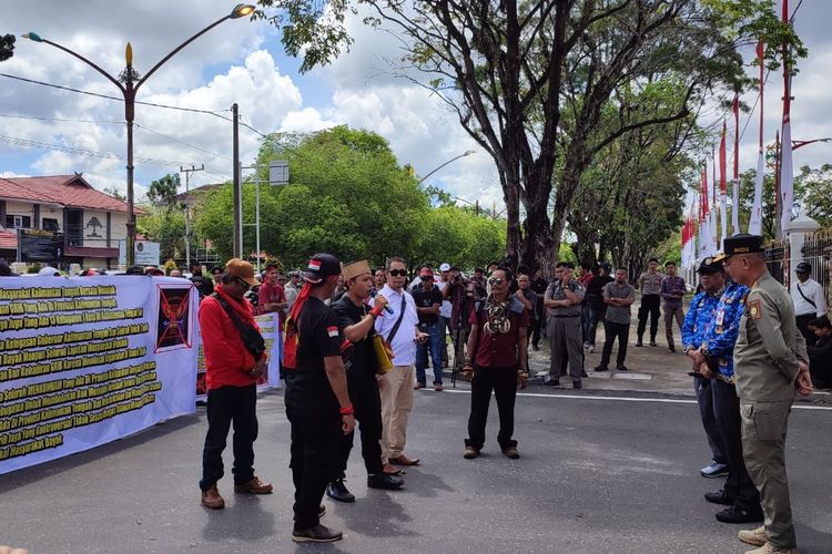 Demo di Kantor Gubernur, Warga Tolak Keberadaan GRIB Jaya di Kalteng