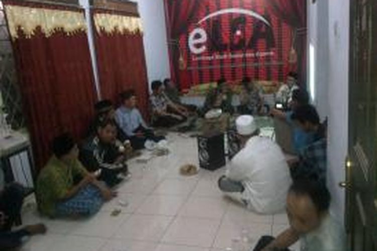 Diskusi “Ahmadiyah dan Nasionalisme” di Kota Semarang, Jawa Tengah digelar Selasa (18/8/2015) malam setelah sempat dilarang oleh kepolisian. Polisi akhirnya memperbolehkan dengan mengirim puluhan intel mengawasi jalannya diskusi.