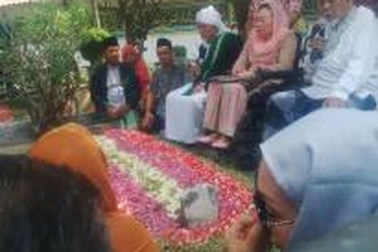 Keluarga besar berziarah ke makam Gus Dur.