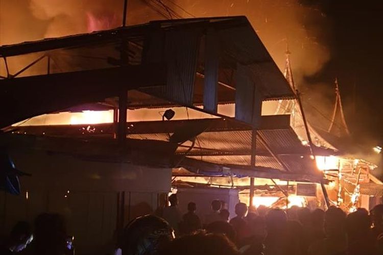 Pasar Lubuk Alung, Padang Pariaman terbakar Kamis (11/7/2019) malam. Api diduga dari toko salon. 