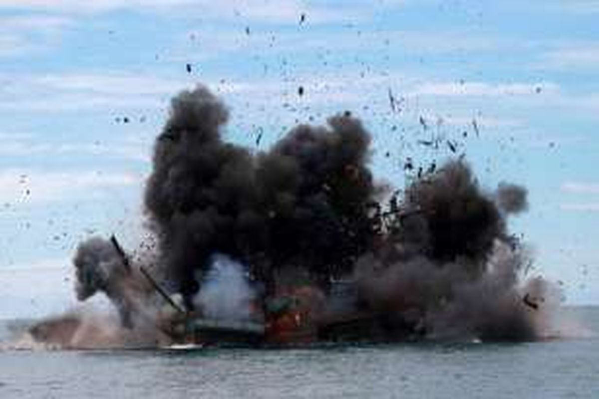 Peledakan delapan kapal asing asal Vietnam di perairan Pulau Datuk, Kabupaten Mempawah, Kalbar, Senin (22/2/2016). Kapal melakukan pelanggaran yaitu menangkap ikan tanpa dilengkapi dokumen perizinan.