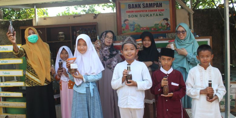Kegiatan daur ulang sampah organik menjadi ekoenzim yang dikembangkan Nurhayati, seorang kepala SD di Cianjur, Jawa Barat, bersama murid-muridnya.