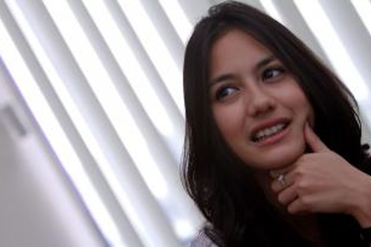 Artis peran dan model Pevita Cleo Eileen Pearce diwawancara oleh Kompas.com terkait film  Dilema, di kantor Redaksi Kompas.com, Palmerah, Jakarta, Rabu (18/1/2012). Pevita mulai dikenal setelah membintangi film Denias dan Senandung di Atas Awan. 