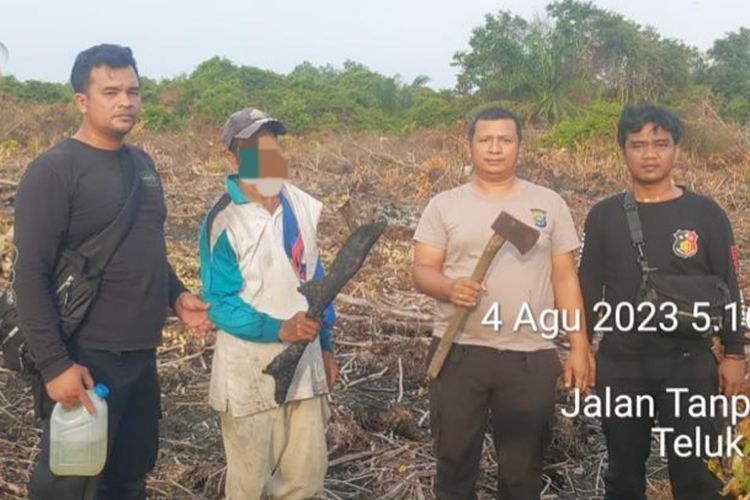 Petugas kepolisian saat menangkap salah satu pelaku karhutla di Kabupaten Rokan Hilir, Riau, Jumat (4/8/2023).