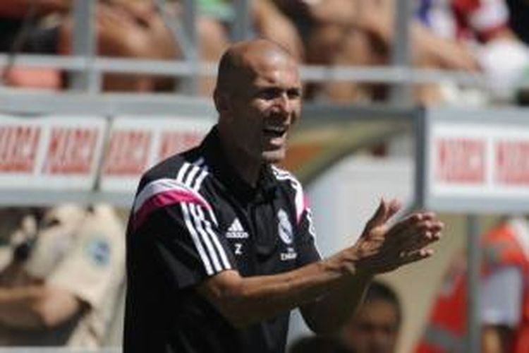 Pelatih Real Madrid Castilla, Zinedine Zidane.