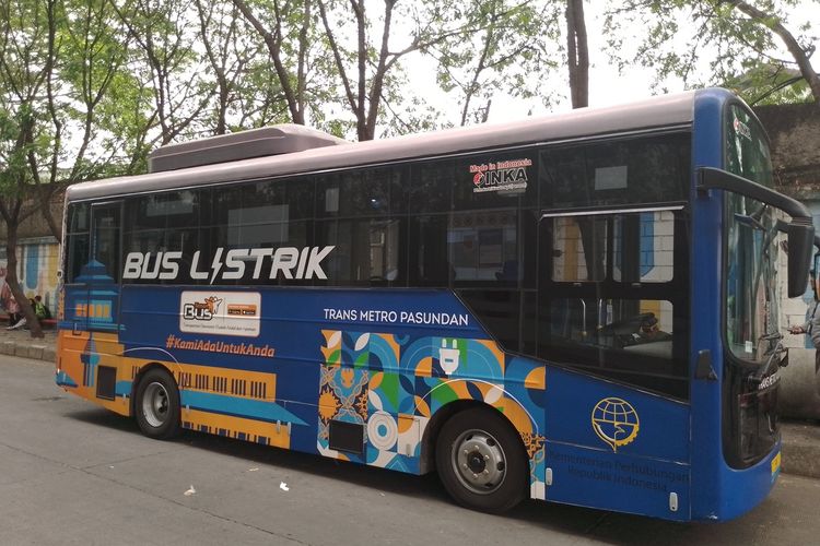 Bus listrik Trans Metro Pasundan saat berada di Terminal Leuwipanjang, Kota Bandung, Jawa Barat, Kamis (9/11/2023).