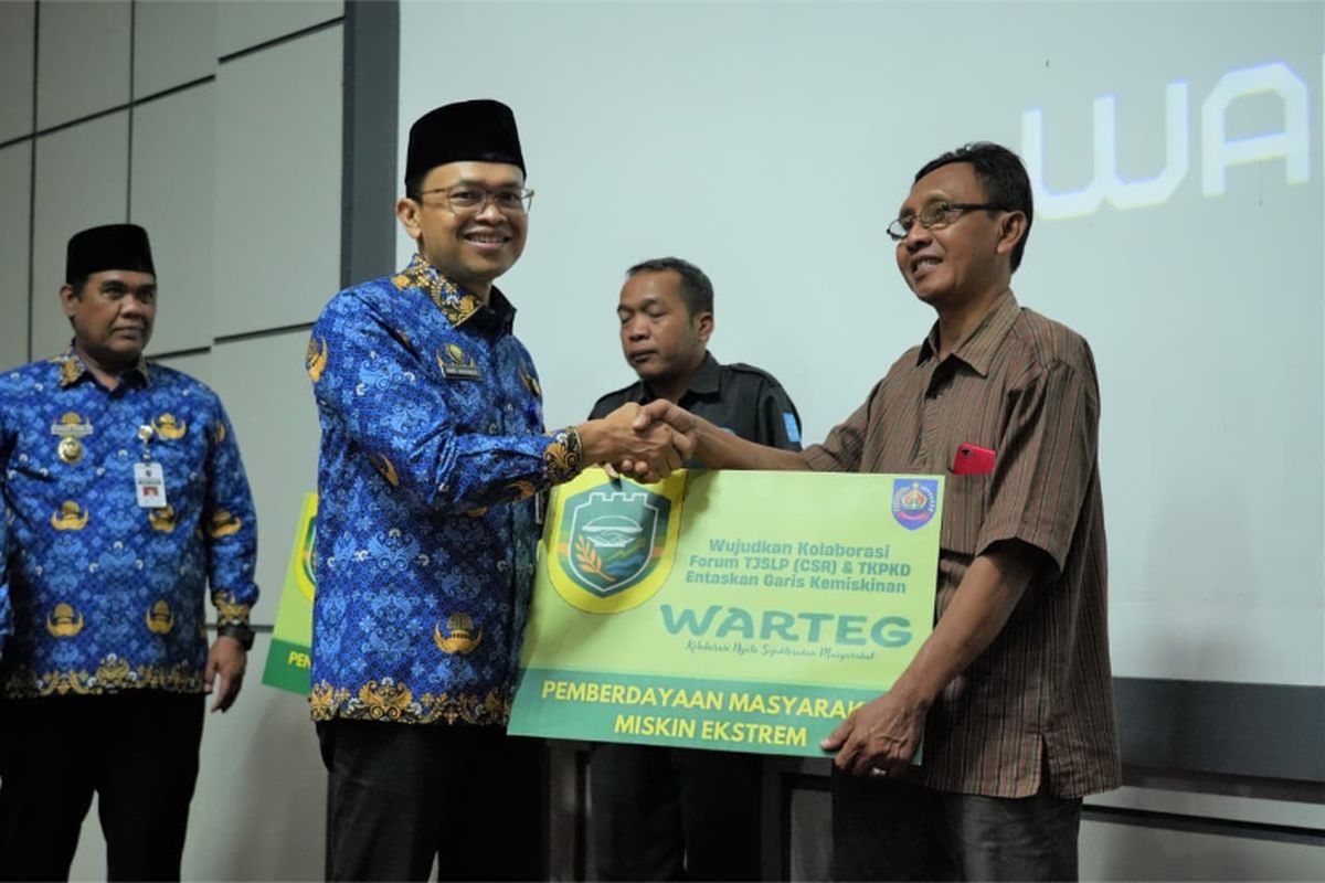 Peluncuran Gerakan Warteg atau Wujudkan Kolaborasi CSR dan TKPKD Entaskan Garis Kemiskinan pada Rapat Koordinasi Tim Koordinasi Penanggulangan Kemiskinan Daerah atau TKPKD Kabupaten Tegal di Gedung Dadali, Rabu (1/10/2025) 