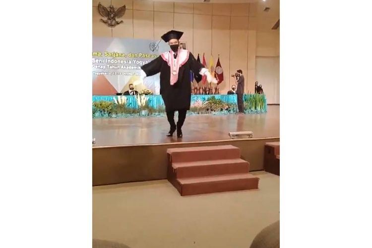 Tangkapan layar video mahasiswa yang menggunakan high heels dan berlenggak-lenggok seperti model saat prosesi wisuda.