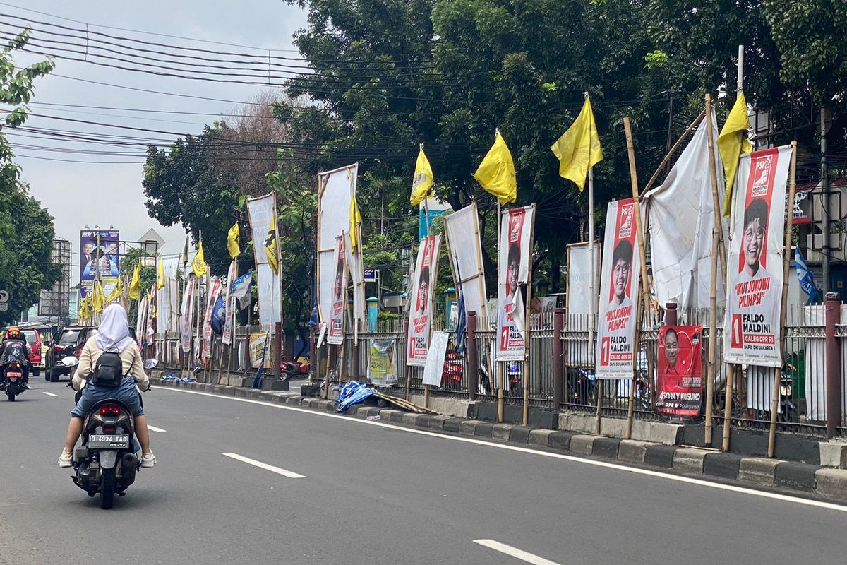 Sejumlah alat peraga kampanye (APK) terpasang di Jalan Raya Bogor, Kramat Jati, Jakarta Timur, Senin (29/1/2024). 