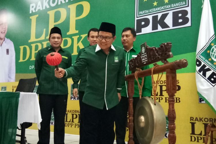 Ketua Umum PKB Muhaimin Iskandar memukul gong tanda dimulainya Rakornas Lembaga Pemenang Pemilu DPP PKB di Kantor DPP PKB, Jakarta, Sabtu (29/4/2017).