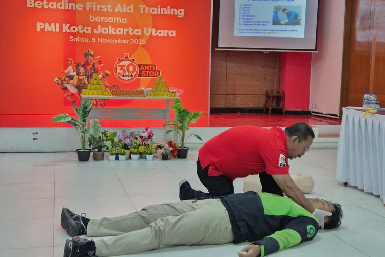 Salah satu driver ojol menjadi relawan praktik training pertolongan pertama. 
