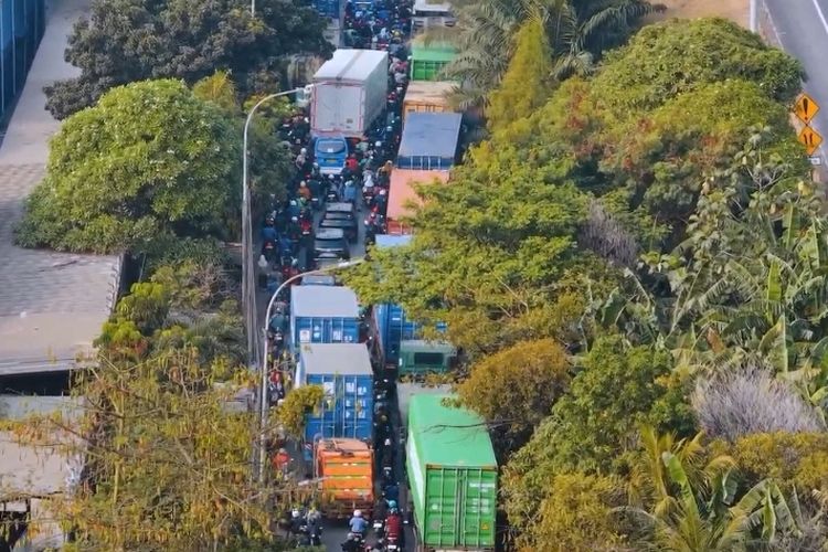 Jalan Cakung-Cilincing Macet Imbas Antrean Bongkar Muat, Kini Lalin Mulai Terurai