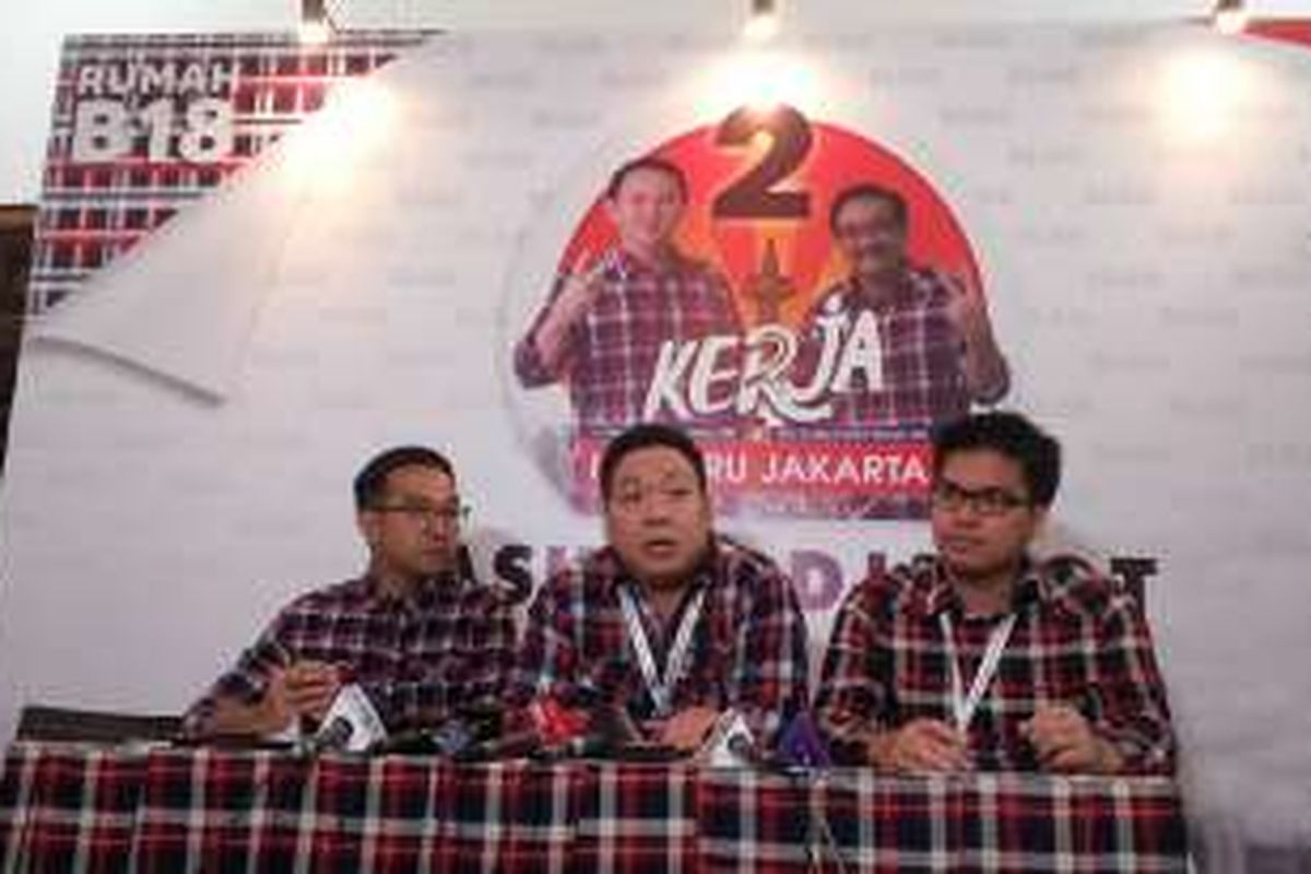 Charles Honoris (tengah), bendahara tim pemenangan calon gubernur dan wakil gubernur DKI Jakarta nomor dua, Basuki 