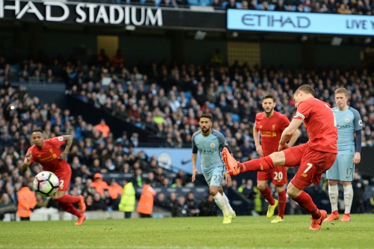 James Milner mencetak gol penalti saat Manchester City melawan Liverpool pada partai lanjutan Premier League di Stadion Etihad, Minggu (19/3/2017).