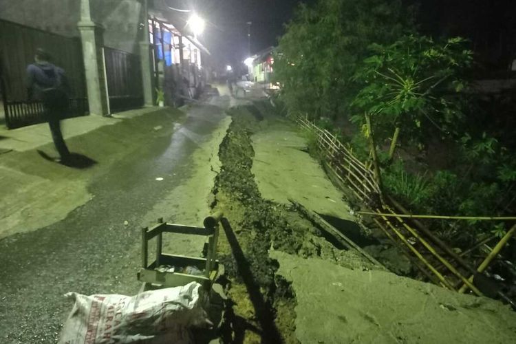 Sejumlah jalan amblas di Desa Mekarbuana, Kecamatan Tegalwaru, Kabupaten Karawang, Selasa (11/10/2022).