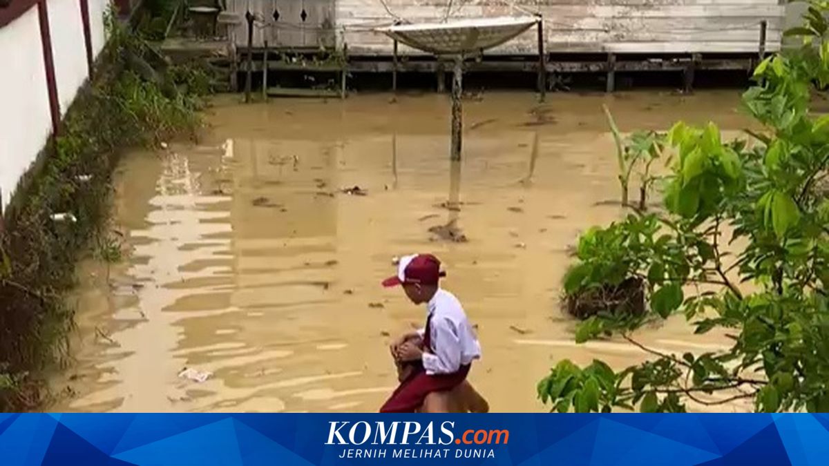 Hari Pertama Sekolah Dikepung Banjir, Murid-murid di Sebatik Digendong Menerobos Air