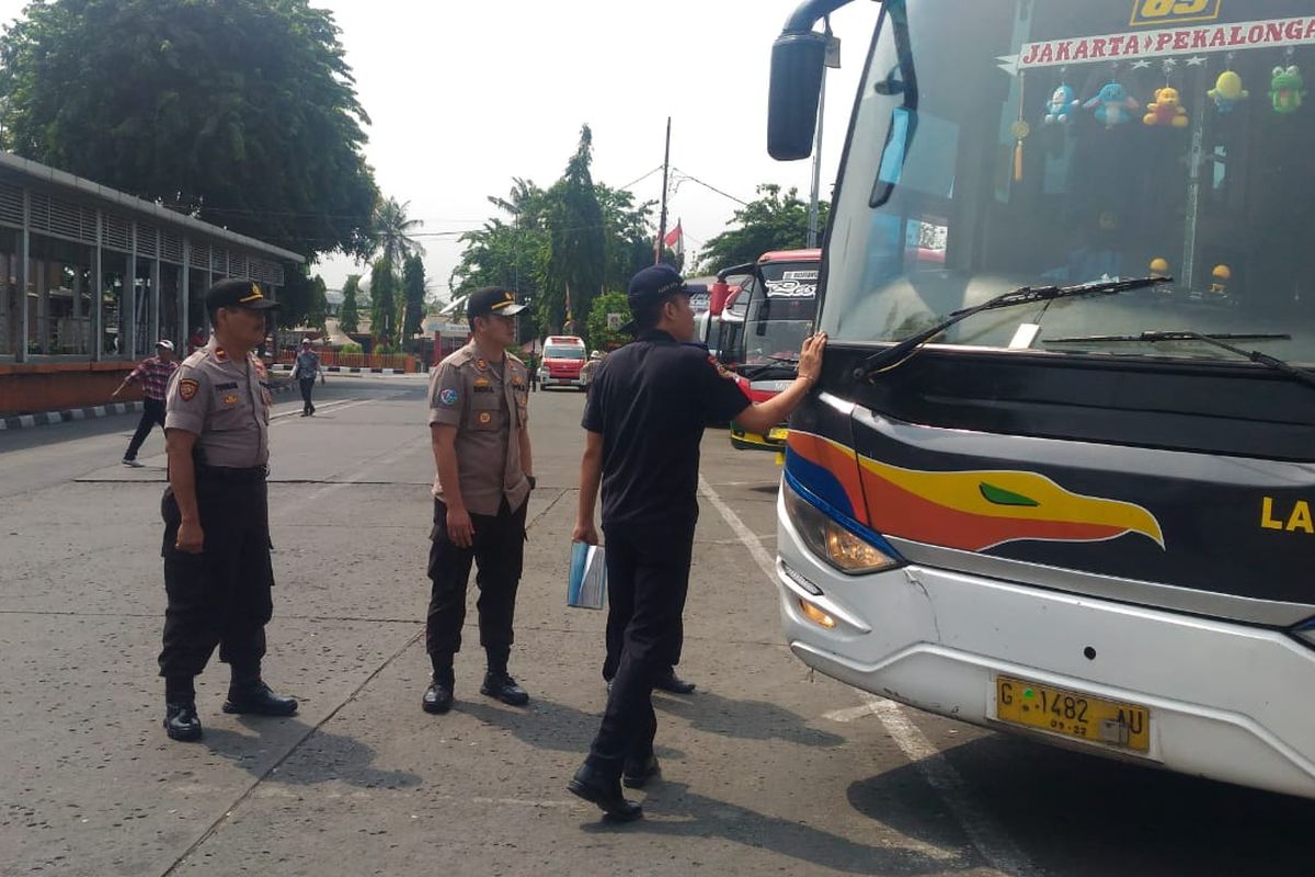 Pengecekan pos pelayanan dan kesiapan armada bus di Terminal Kalideres, Jakarta Barat, Jumat (20/12/2019)