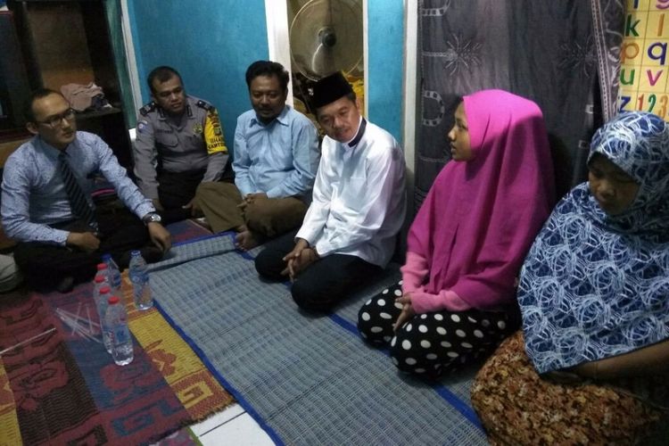 Bupati Purwakarta yang juga bakal calon gubernur Jabar, Dedi Mulyadi saat menengok keluarga pria yang dibakar di Bekasi.