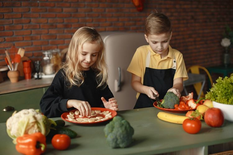 Ilustrasi eksperimen masak bareng anak. 