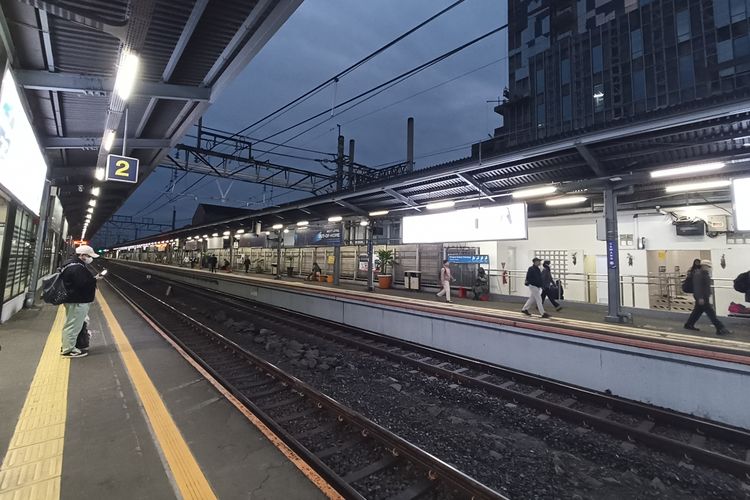Suasana Stasiun Cawang, Jakarta Timur, pada Rabu (19/2/2025). Kereta rute Bogor berada di peron dua.