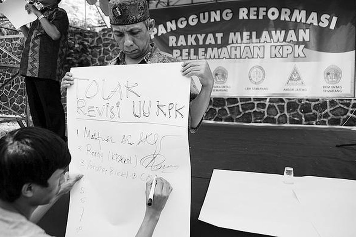  Aktivis dari berbagai organisasi kemasyarakatan menggelar aksi menolak pelemahan Komisi Pemberantasan Korupsi  di halaman Kampus Universitas 17 Agustus 1945, Kota Semarang, Jawa Tengah, Selasa (2/10). Aksi tersebut sebagai bentuk dukungan terhadap KPK yang kewenangannya dilemahkan melalui  revisi Undang-Undang Nomor 30 Tahun 2002 tentang KPK. 
