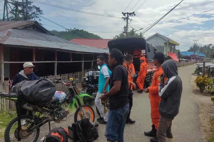 Sejumlah tim dari Kantor Pencarain dan Pertolongan Provinsi Gorontalo bersama masyarakat tengah menuju lokasi tambang emas yang longsor.