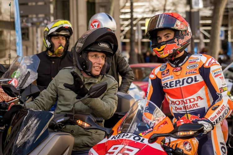 Saat menguji biofuel, Marquez mengendarai CBR1000RR-R. Sementara rekan berkendaranya, yaitu Walikota Madrid José Luis Martínez-Almeida, mengendarai Yamaha Nmax 155.