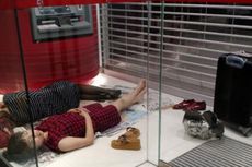 Dua Turis Wanita Tidur di ATM Picu Perdebatan 