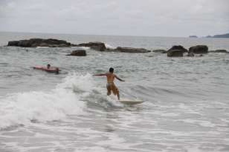 Surfing di Pantai Tindakon Dazang, Kudat, Sabah, Malaysia, Sabtu (19/11/2016). Pantai Tindakon Dazang adalah tujuan alternatif untuk surfing ketika berada di Sabah. 