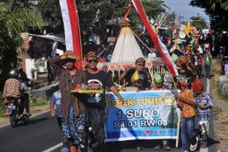 Ratusan warga Dusun Pekulo, Desa Kepundungan, Kecamatan Srono, Banyuwangi, Jawa Timur, mengikuti acara Grebeg Tumpeng Suro, Selasa (13/10/2015) menyambut tahun baru Islam atau dikenal dengan Suro oleh masyarakat Jawa.