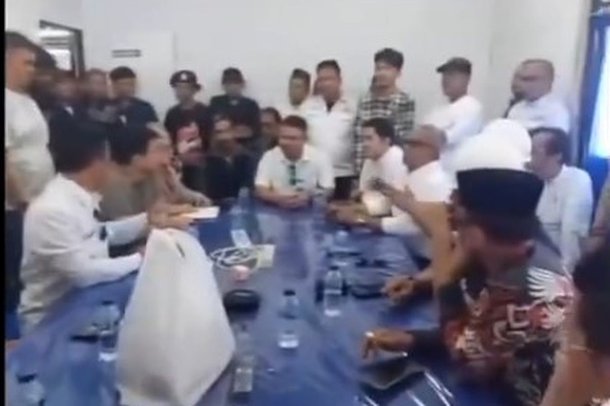 Pengusaha di Kota Cilegon, Banten, meminta jatah proyek pekerjaan tanpa tender senilai Rp 5 triliun ke PT Chandra Asri Alkali (CAA).