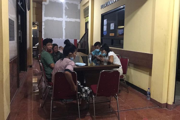 C (15) yang berada di sebelah depan, dijemput kedua orangtua dan saudaranya di Polsek Cilandak, Jakarta pada Rabu (4/11/2020) malam. C bersama temannya, J (16) dinyatakan hilang sejak hari Minggu (1/11/2020) di kawasan Babelan, Kabupaten Bekasi, Jawa Barat.