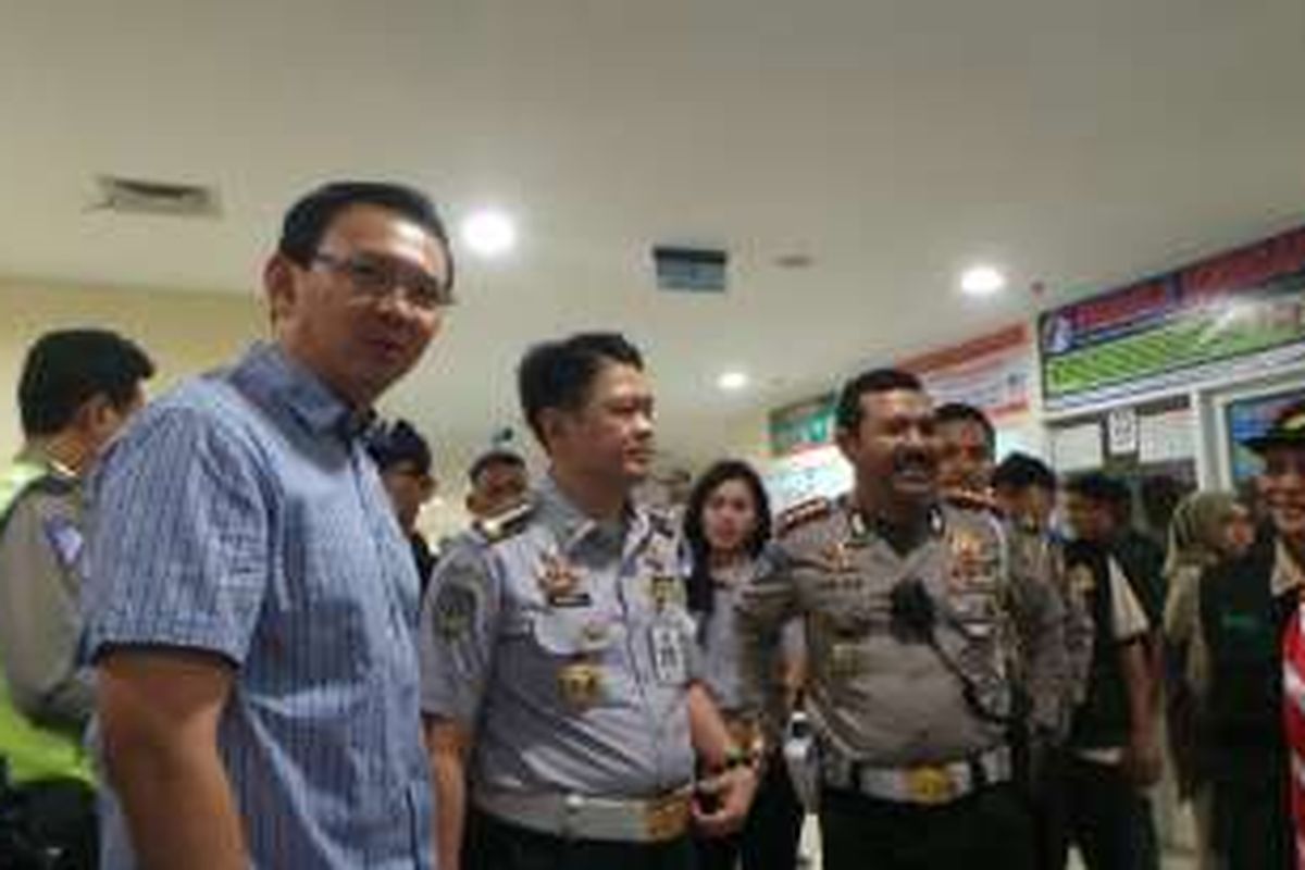 Gubernur DKI Jakarta Basuki Tjahaja Purnama saat meninjau Terminal Pulogebang, Senin (4/7/2016). Dalam foto tersebut ada Basuki, Dirlantas Polda Metro Jaya Kombes Pol Syamsul Bahri, dan Kepala Dinas Perhubungan dan Transportasi DKI Jakarta Andri Yansyah. 