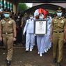 Lepas Kepergian Mendiang Bupati Luwu Timur, Warga Berdiri di Tepi Jalan