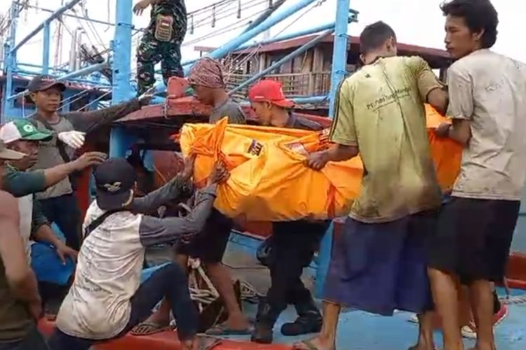 Sejumlah nelayan berusaha mengevakuasi jasad salah satu dari dua ABK yang ditemukan tewas di ruang Palka Kapal Aji Citra Samodra, di Kawasan Pelabuhan Kejawanan Kota Cirebon Jawa Barat pada Selasa (23/4/2024) siang.