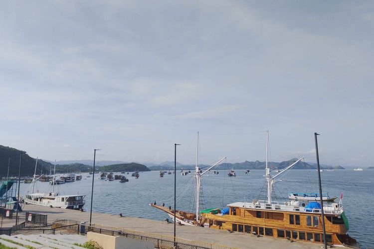 kapal wisata sedang berlabuh di Pelabuhan Marina Labuan Bajo. 