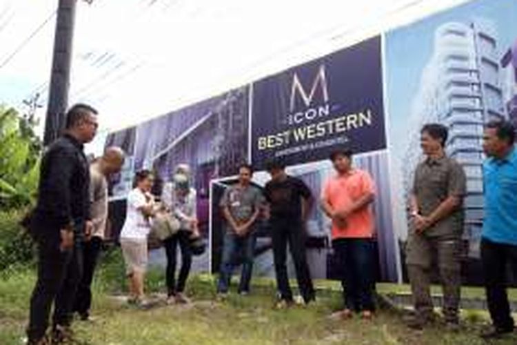 Para konsumen M-Icon saat berada di proyek apartemen di jalan Kaliurang Km 11 Ngaglik Sleman untuk berdoa dan tabur bunga