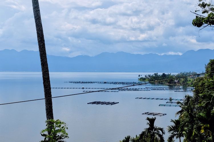 Pemandangan Danau Maninjau, Kecamatan Tanjung Raya, Kabupaten Agam, Sumatera Barat dari ketinggian, Sabtu (13/4/2024). 