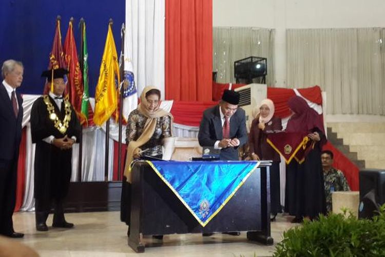 Menteri Pendidikan dan Kebudayaan Muhadjir Effendy bersama Menteri Kelautan dan Perikanan Susi Pudjiastuti saat menandatangani kerjasama dalam pendidikan bahari di acara Wisuda Periode 1 2017 Universitas Muhammadiyah Malang, Sabtu (25/2/2017)