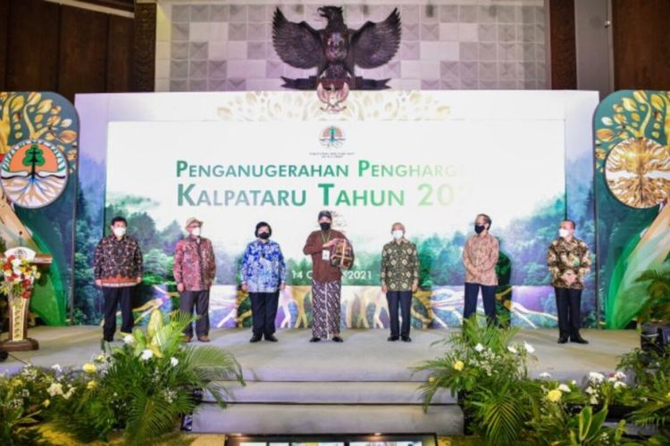 Purwo Harsono saat Menerima Penghargaan Kalpataru di Jakarta Kamis (14/10/2021)