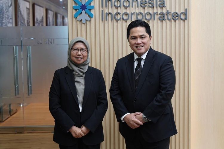 Direktur Niaga dan Retail PLN Edi Srimulyanti (kiri) dan Menteri BUMN Erick Thohir (kanan) saat peresmian Indonesia Incorporated di Far East Finance Center, Hong Kong, Jumat (30/6/2023). 