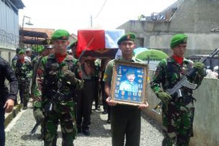 Sniper terbaik dunia asal Bandung, Peltu TNI Tatang Koswara dimakamkan di TPU Sayuran Cangkuang, Bandung.