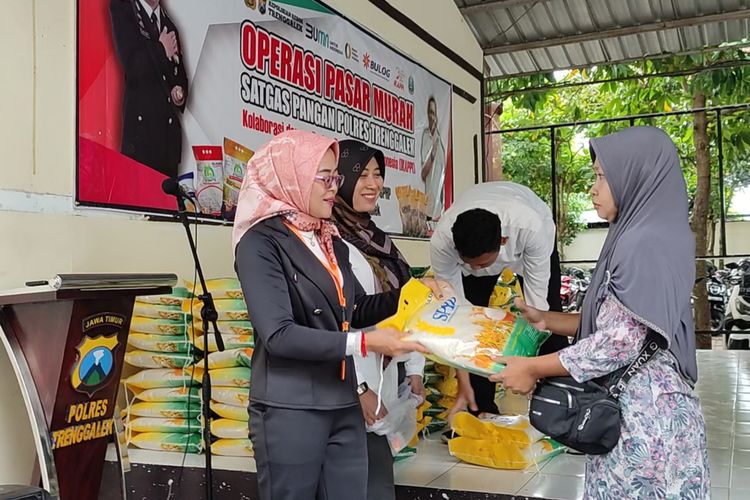 Warga membeli beras SPHP dalam kegiatan operasi pasar di Kawasan Polres Trenggalek Jawa Timur, Rabu (13/03/2024).