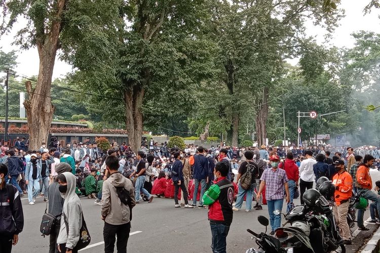 Para mahasiswa tengah melakukan aksi unjuk rasa di depan Gedung sate