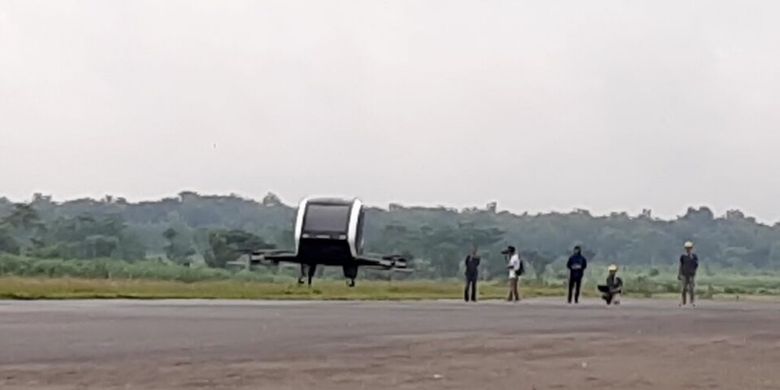 Drone Taxi Saat Terbang beberapa Centimeter dari Atas Landasan Pacu Lanud Gading, Playen, Gunungkidul Sabtu (7/3/2020)