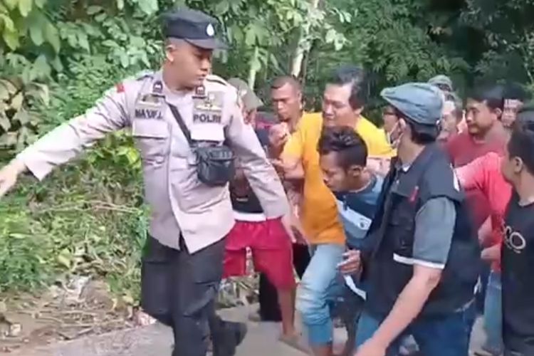 Pelaku KDRT di Desa Ketosari, Kecamatan Bener, Kabupaten Purworejo pada Sabtu (13/7/2024) diarak warga. Pria ini diduga menewaskan istrinya karena KDRT.