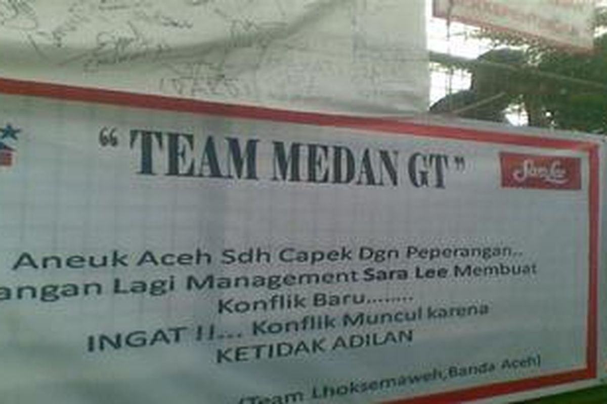 Puluhan pekerja PT Sara Lee Indonesia menggelar aksi unjuk rasa, Jumat (19/11/2010) di dalam area pabrik mereka di Jalan Raya Bogor Km 26,5, Ciracas, Jakarta Timur. Mereka menuntut uang pesangon atau kompensasi yang memadai pasca-penjualan perusahaan itu kepada pihak lain.