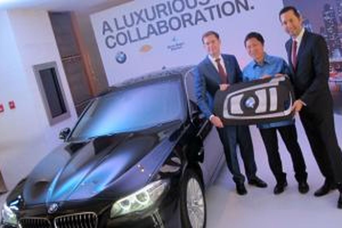 Ramesh Divyanathan, Presdir BMW Group Indonesia menyerahkan 