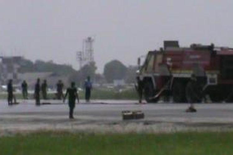 Tentara TNI AU bersihkan bandara Adisumarmo, Surakarta, Selasa (18/2/2014).