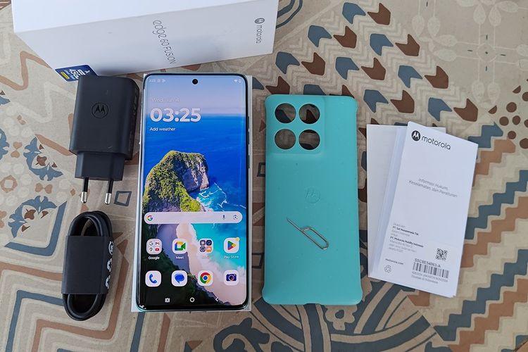 Isi kotak kemasan Motorola Edge 60 Fusion
